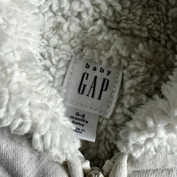 BABY GAP Zippered Hoodie with Fuzzy Lining and Pockets Size 0-3 Months - Picture 2 of 6